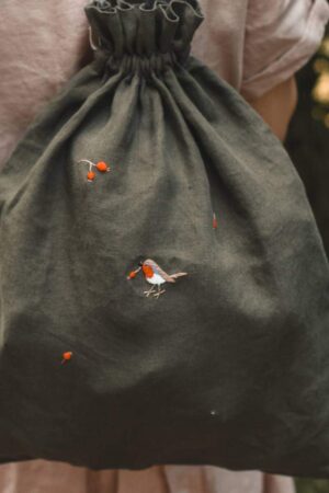 Robin with Berries (8.2x8cm)